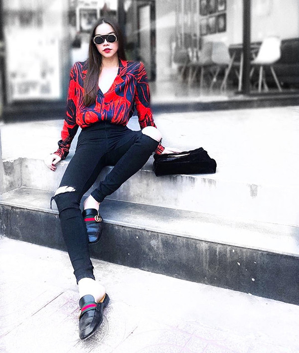 Sơ miđỏ rực chấm phá thêm những chiếc lá to bản được Hồ Ngọc Hà kết hợp cùng quần jean rách tông đen, các mẫu phụ kiện hợp mốt cũng là thứ không thể thiếu của nữ ca sĩ mỗi khi xuống phố.