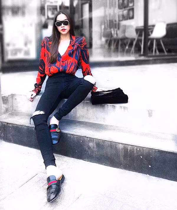 Sơ miđỏ rực chấm phá thêm những chiếc lá to bản được Hồ Ngọc Hà kết hợp cùng quần jean rách tông đen, các mẫu phụ kiện hợp mốt cũng là thứ không thể thiếu của nữ ca sĩ mỗi khi xuống phố.