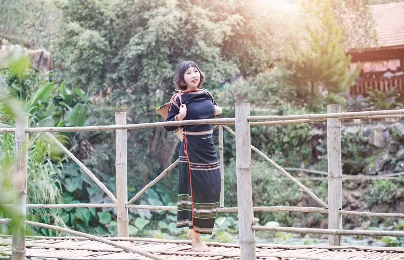 9x khoe vẻ đẹp núi rừng Tây Nguyên qua trang phục truyền thống Ê Đê ảnh 2