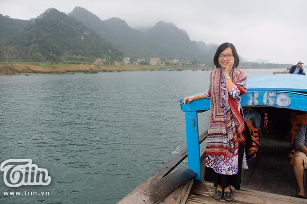 Đi thuyền vào động Phong Nha.