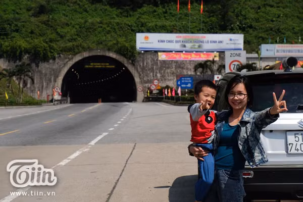Chị Huệ Vân chụp cùng con tại hầm Hải Vân.