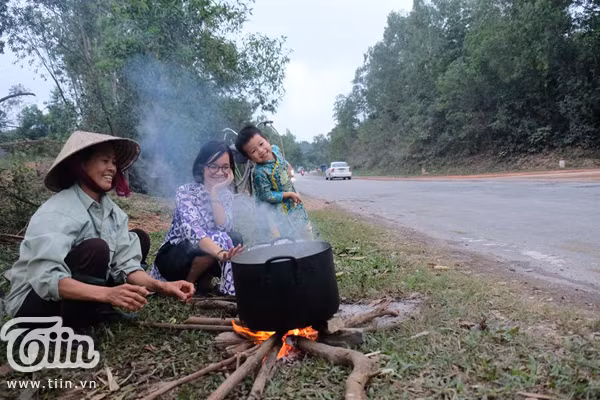 Dừng lại ăn ngô ở ven đường Trường Sơn.