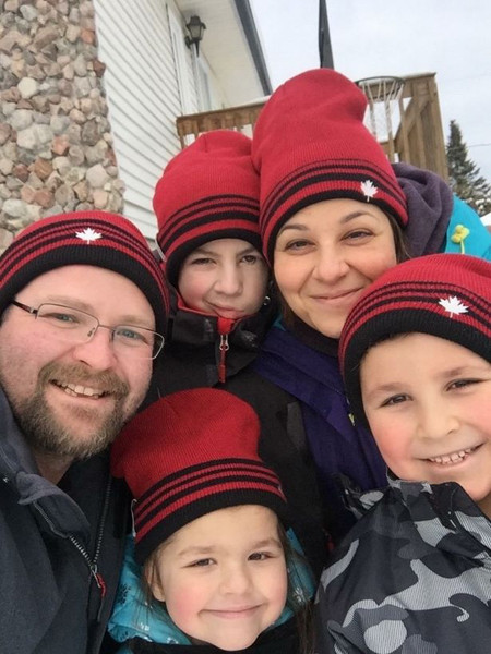 Cả gia đình nhà Randell. Ảnh: Facebook