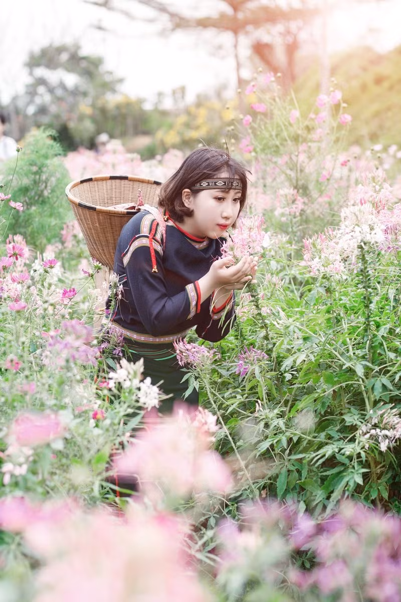 9x khoe vẻ đẹp núi rừng Tây Nguyên qua trang phục truyền thống Ê Đê ảnh 1