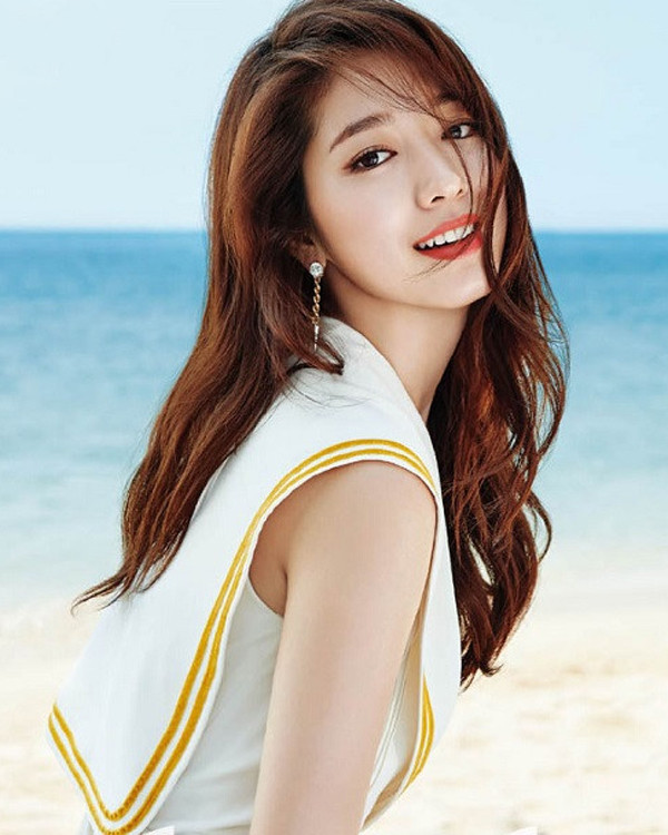 Tóc rẽ ngôi lệch sâu Kiểu tóc này hợp với những nàng có khuôn mặt trái xoan hoặc khuôn mặt dài vì nó tạo cảm giác khuôn mặt trông đầy đặn hơn. Đây cũng là kiểu mái giúp những nàng tóc mỏng "ăn gian" độ dày tóc. Tóc rẽ ngôi lệch sâu Kiểu tóc này hợp với những nàng có khuôn mặt trái xoan hoặc khuôn mặt dài vì nó tạo cảm giác khuôn mặt trông đầy đặn hơn. Đây cũng là kiểu tóc mái hợp với những nàng có chất tóc mỏng