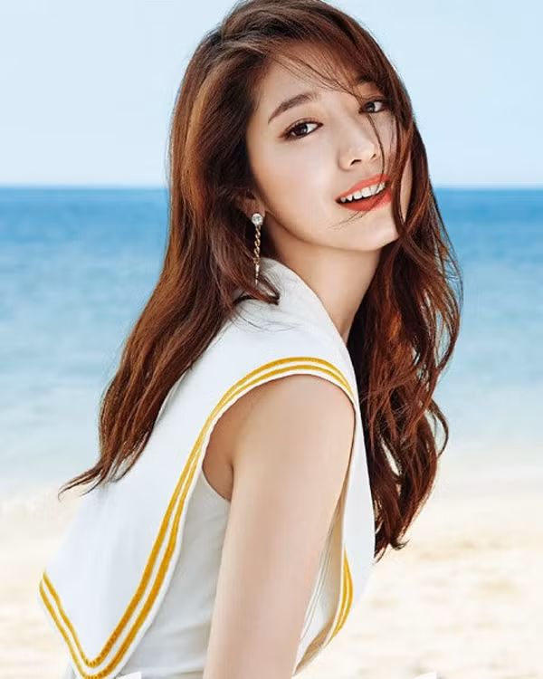 Tóc rẽ ngôi lệch sâu Kiểu tóc này hợp với những nàng có khuôn mặt trái xoan hoặc khuôn mặt dài vì nó tạo cảm giác khuôn mặt trông đầy đặn hơn. Đây cũng là kiểu tóc mái hợp với những nàng có chất tóc mỏng