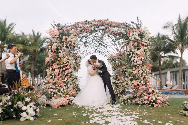 Tình cờ quen biết rồi nảy sinh tình cảm, cả hai đã trải qua thời gian dài tìm hiểu và yêu nhau với nhiều kỉ niệm đáng nhớ.