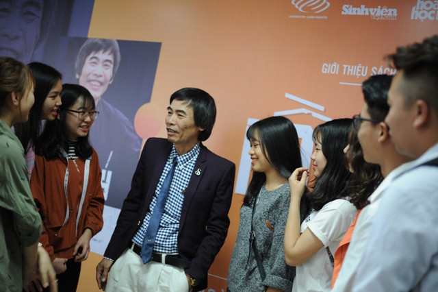 TS Lê Thẩm Dương giao lưu cùng giới trẻ