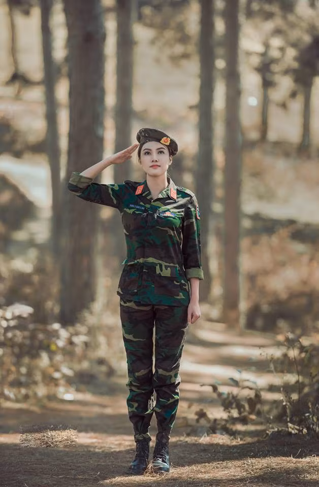 “Bông hồng thép” Giao Linh ngày càng đẹp sau một năm nhập ngũ ảnh 2