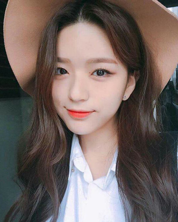 Tóc rẽ ngôi giữa Từ giữa năm 2017 đến nay, mốt tóc rẽ ngôi giữa quay trở lại mạnh mẽ. Kiểu tóc này hợp với những nàng có khuôn mặt tròn hoặc vuông vì nó tạo điểm nhấn vào phần gò má, giúp dung nhan trông thon gọn hơn. Từ giữa năm 2017 đến nay, mốt tóc rẽ ngôi giữa quay trở lại mạnh mẽ. Kiểu tóc này hợp với những nàng có khuôn mặt tròn hoặc vuông vì nó tạo điểm nhấn vào phần gò má, giúp dung nhan trông thon gọn hơn.