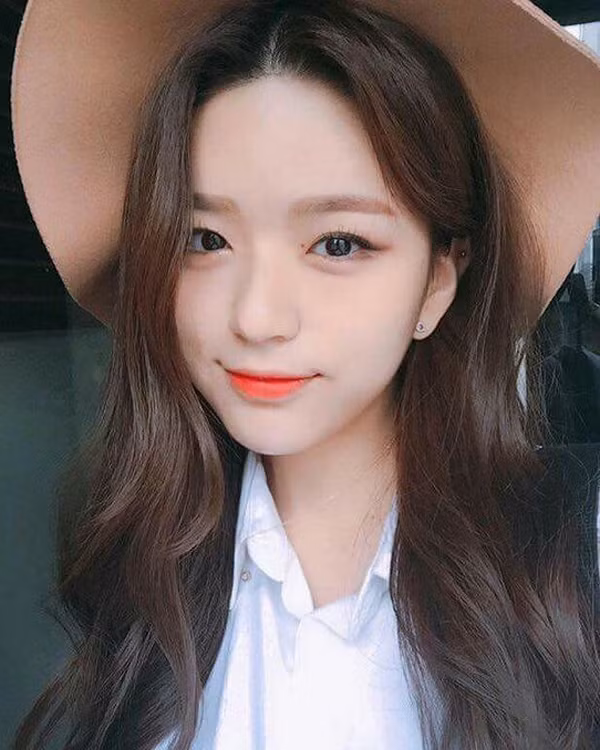 Từ giữa năm 2017 đến nay, mốt tóc rẽ ngôi giữa quay trở lại mạnh mẽ. Kiểu tóc này hợp với những nàng có khuôn mặt tròn hoặc vuông vì nó tạo điểm nhấn vào phần gò má, giúp dung nhan trông thon gọn hơn.