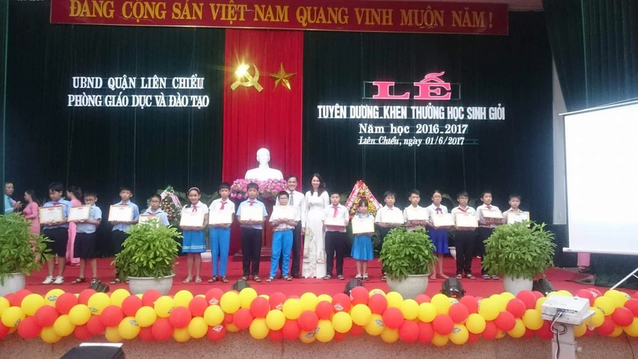 Tuyên dương khen thưởng 220 học sinh giỏi tiêu biểu