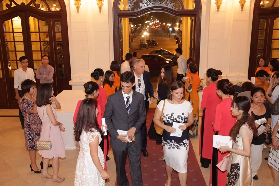 Du khách nước ngoài đến với không gian nghệ thuật biểu diễn tại Nhà hát Lớn Hà Nội