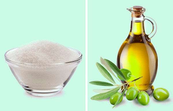 Đường và dầu ô liu Đường kết hợp với dầu ô liu tạo thành hỗn hợp tẩy tế bào chết, làm sáng da. Trộn đường và dầu ô liu theo tỷ lệ 1:1, thoa lên khuỷu tay/đầu gối, massage nhẹ nhàng trong vài phút để lấy đi tế bào da chết rồi rửa sạch lại với nước. Có thể thoa dầu dừa sau đó để dưỡng ẩm và tăng hiệu quả làm trắng.