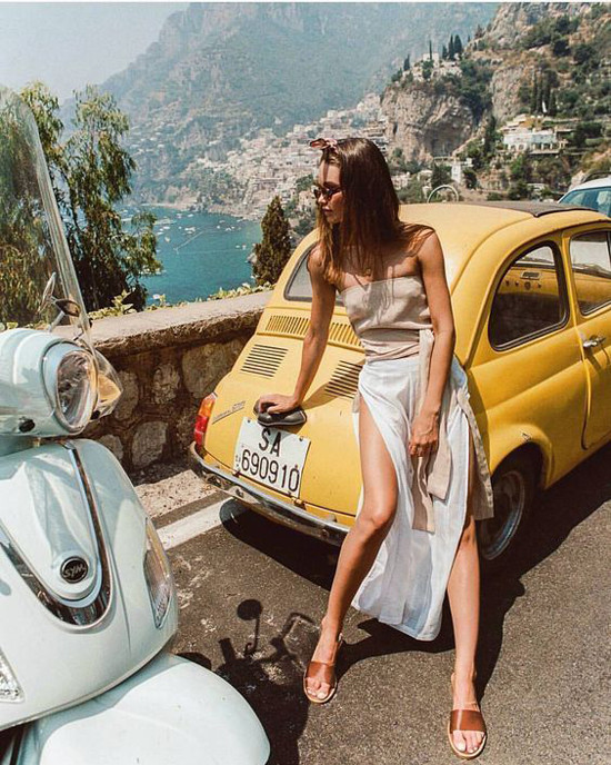 Dép da kiểu dáng đơn giản gần như style dép lê thông thường được chọn lựa để mix đồ mùa hè một cách ngẫu hứng và đầy phóng khoáng.