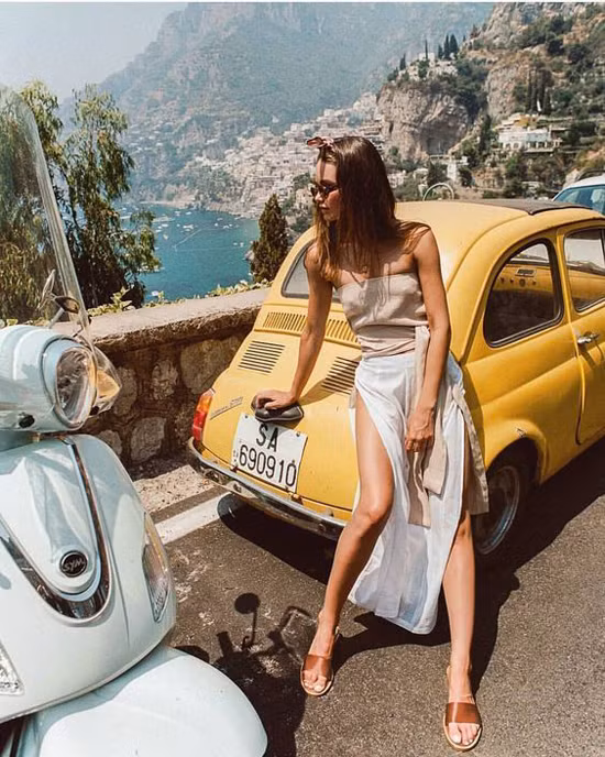 Dép da kiểu dáng đơn giản gần như style dép lê thông thường được chọn lựa để mix đồ mùa hè một cách ngẫu hứng và đầy phóng khoáng.