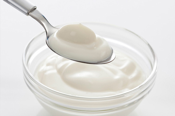 Sữa chua Dùng sữa chua không đường đắp lên da, để khô tự nhiên rồi rửa sạch với nước lạnh. Sữa chua có chứa kẽm và axit lactic, là những chất có thể mang lại hiệu quả rất nhanh chóng trong việc chữa trị cho làn da bị tổn thương do ánh nắng.