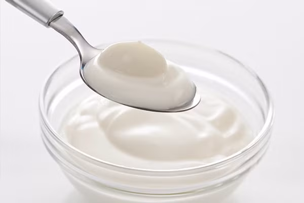 Sữa chua Dùng sữa chua không đường đắp lên da, để khô tự nhiên rồi rửa sạch với nước lạnh. Sữa chua có chứa kẽm và axit lactic, là những chất có thể mang lại hiệu quả rất nhanh chóng trong việc chữa trị cho làn da bị tổn thương do ánh nắng.