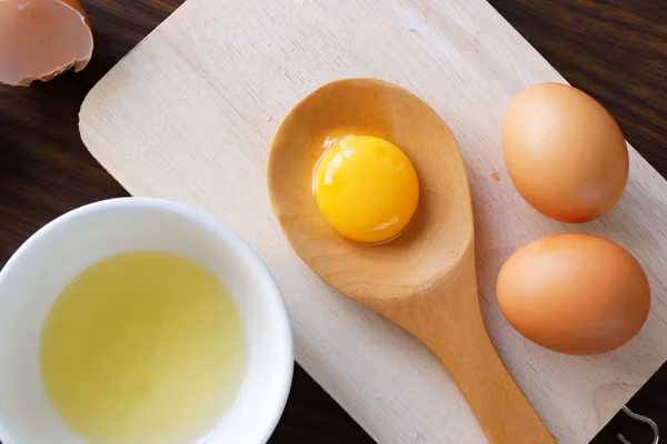 Lòng trắng trứng Lấy lòng trắng 2 - 3 quả trứng đánh bông rồi thoa lên da làn đã được làm ẩm. Để khô tự nhiên rồi bóc ra và rửa lại bằng nước sạch. Các enzyme có trong lòng trắng trứng có tác dụng khắc phục những tổn thương do ánh nắng gây nên cho da, đồng thời còn làm dịu đi những cơn đau rát do cháy nắng.