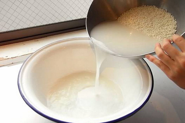 Nước vo gạo Lấy nước vo gạo hòa thêm một chút nước ấm, thoa lên toàn bộ cơ thể sau khi tắm. Nước vo gạo có tác dụng dưỡng trắng da, phục hồi làn da cháy nắng hiệu quả.