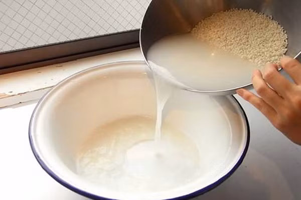 Nước vo gạo Lấy nước vo gạo hòa thêm một chút nước ấm, thoa lên toàn bộ cơ thể sau khi tắm. Nước vo gạo có tác dụng dưỡng trắng da, phục hồi làn da cháy nắng hiệu quả.