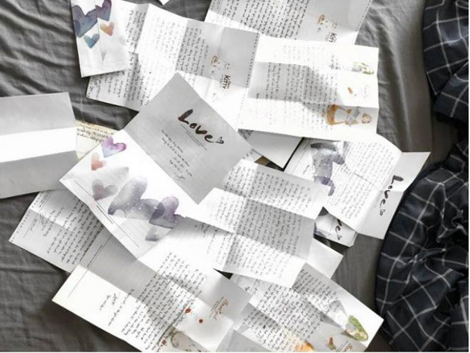 Đôi tình nhân yêu xa còn cho rằng viết thư tay gửicho nhau. Đôi tình nhân yêu xa còn cho rằng viết thư tay cho nhau là một hành động lãng mạn, đáng yêu.