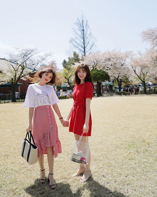 Túi cói và túi nhựa trong không phải là hai món phụ kiện hoàn toàn mới. Sau nhiều mùa "oanh tạc" làng mốt, chúng tiếp tục được các tín đồ thời trang thế giới nhiệt tình lăng - xê ở mùa hè năm nay. Hai mẫu túi hút khách ở xu hướng hè 2018 - 4