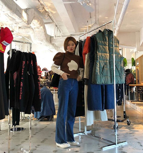 Kim Soo Hee tốt nghiệp ở một đại học hạng trung. Công việc đầu tiên của cô là thư ký cho một công ty. Tuy nhiên vì đam mê với thời trang nên người đẹp quyết định nghỉ việc, xây dựng "đế chế" riêng. Kim Soo Hee tốt nghiệp ở một đại học hạng trung. Công việc đầu tiên của cô là thư ký cho một công ty. Tuy nhiên vì đam mê với thời trang nên người đẹp quyết định nghỉ việc, xây dựng đế chế riêng.