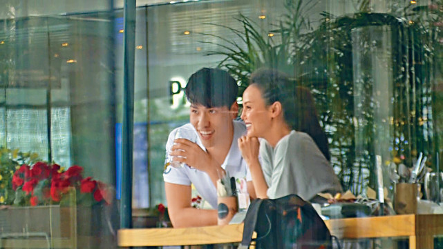 Một nguồn tin hé lộHàn Quân Đình và chàng trai 28 tuổi đang yêu nhau. Bạn trai của Hoa hậu vừa trở về nước sau thời gian học tập tại Anh, hiện anh hoạt động trong làng giải trí và đang là dẫn chương trình cho một đài tại Hong Kong. Một nguồn tin hé lộ, Hàn Quân Đình và chàng trai 28 tuổi đang yêu nhau. Bạn trai của Hoa hậu vừa trở về nước sau thời gian học tập tại Anh, hiện anh hoạt động trong làng giải trí và đang là dẫn chương trình cho một đài tại Hong Kong.