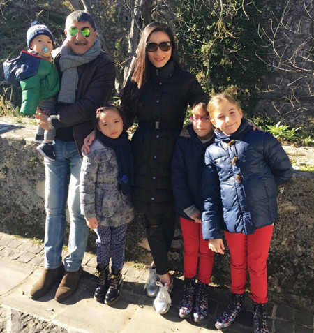 Vợ chồng chị thường xuyên có những chuyến đi dã ngoại với các con và bạn bè của bé. Vợ chồng chị thường xuyên có những chuyến đi dã ngoại với các con và bạn bè của bé.