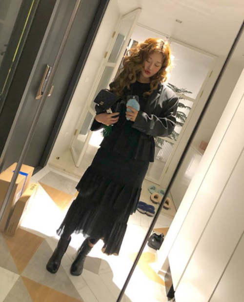 Những cách phối đồ ngẫu hứng từ Kim Soo Hee trở nên quen thuộc với các bạn trẻ. Chính cô cũng là người thường xuyên làm stylist cho các bộ ảnh thời trang mới của hãng. Những cách phối đồ ngẫu hứng từ Kim Soo Hee trở nên quen thuộc với các bạn trẻ. Chính cô cũng là người thường xuyên làm stylist cho các bộ ảnh thời trang mới của hãng.