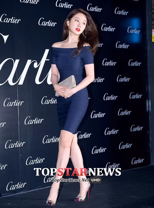 Yoon Eun Hye cũng từng nhận được nhiều lời khen ngợi khi diện chiếc váy bó chặt thân hình mà không chút mỡ thừa nào bị lộ. Yoon Eun Hye cũng từng nhận được nhiều lời khen ngợi khi diện chiếc váy bó chặt thân hình mà không chút mỡ thừa nào bị lộ.