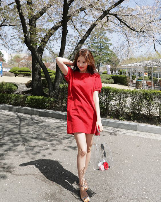 Ở mùa mốt 2015-2016, túi nhựa trong là một trong những mặt hàng được phái đẹp "săn lùng". Họ chọn lựa chúng để tôn nét cá tính, phóng khoáng khi mix đồ dạo phố. Hai mẫu túi hút khách ở xu hướng hè 2018 - 7