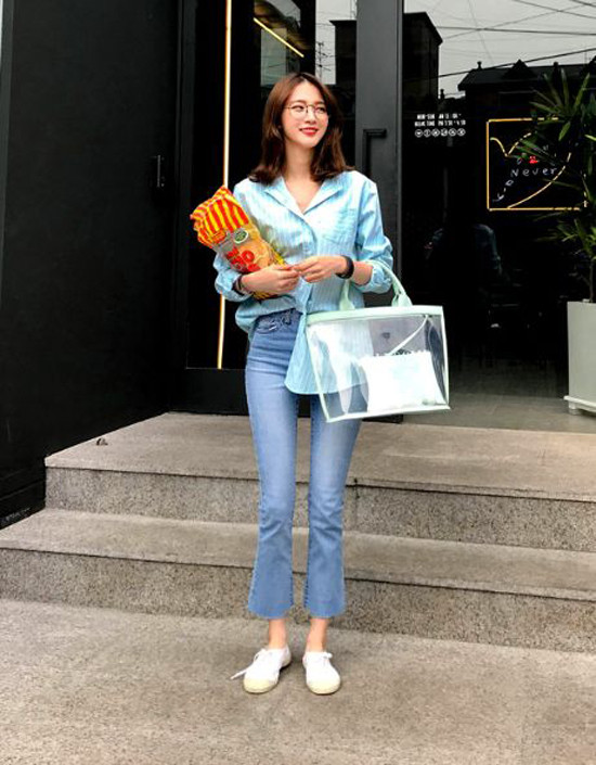 Đi kèm các mẫu túi trong veo, phái đẹp châu Á thường thích chọn lựa các kiểu clutch bắt mắt, đồ trang điểm rực rỡ sắc màu để tạo điểm nhấn. Hai mẫu túi hút khách ở xu hướng hè 2018 - 6