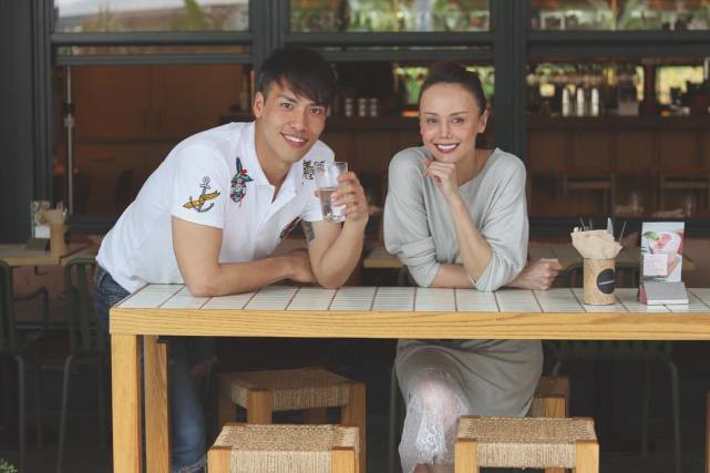 Dù chênh lệch nhau 14 tuổi nhưng cặp sao rất hạnh phúc bên nhau. Hàn Quân Đình được chàng trai chăm sóc, quan tâm từng ly từng tí. Dù chênh lệch nhau 14 tuổi nhưng cặp sao rất hạnh phúc bên nhau. Hàn Quân Đình được chàng trai chăm sóc, quan tâm từng ly từng tí.