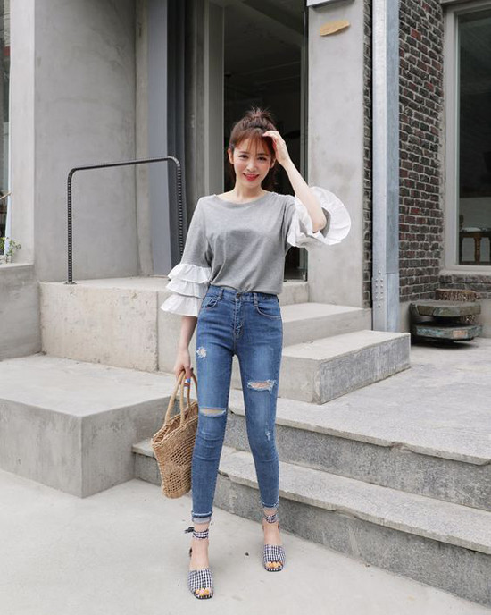 Túi tote, túi đeo vai phom dáng rộng là các kiểu phụ kiện thông dụng nhất, bởi tính ứng dụng cao, dễ phối đồ và có thể cùng phái đẹp "tự do đi muôn nơi". Hai mẫu túi hút khách ở xu hướng hè 2018 - 3