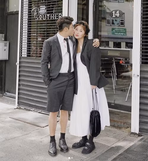 Kim Soo Hee đã lên xe hoa hồi năm ngoái. Ông xã của cô cũng là người có gu thời trang thú vị.