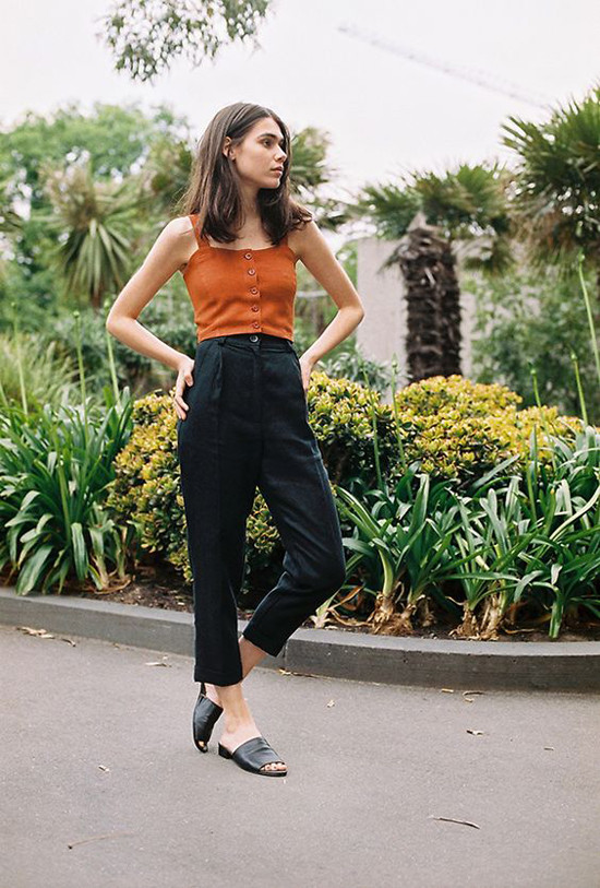 Các kiểu dép đế bệt, slip on, dép da là món thời trang được các cô gái sành điệu chưng dụng nhiều nhất khi đi dạo phố, đi uống cà phê và thong dong khám phá những miền đất mới.