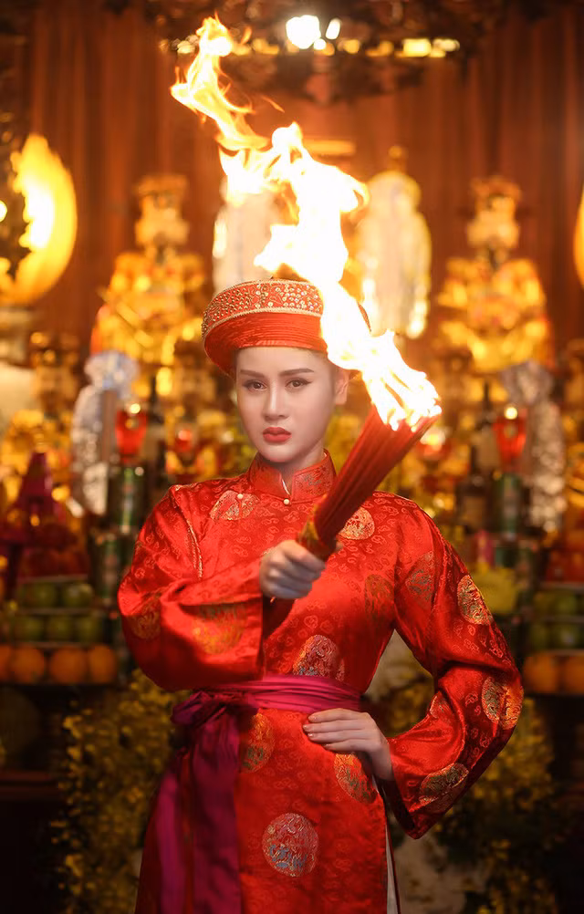 Vy là một người tin tưởng vào tín ngưỡng. Cô cho rằng thờ phụng là để cầu nguyện những điều may mắn trong cuộc sống.