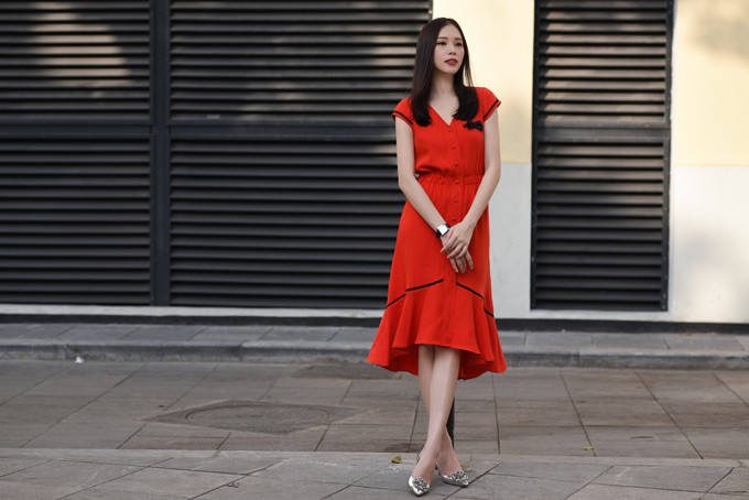 Váy màu cam cùng các chi tiết cài nút và thắt eo giúp bạn gái tỏa sáng trong nắng hè bởi sắc màu tươi vui và kiểu dáng đang được ưa chuộng ở mùa mốt mới. 5 set đồ xây dựng nét hiện đại cho nàng văn phòng