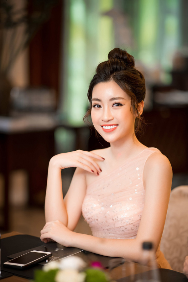 Đỗ Mỹ Linh chia sẻ: "Nghề MC là một trong những lĩnh vực mà tôi rất muốn chinh phục và thử sức. Tôi từng có cơ hội đảm nhiệm vai trò này và cảm thấy rất yêu thích. Đây là lĩnh vực rất khó, đòi hỏi mình có nhiều kỹ năng như nhanh nhạy, xử lý tình huống khéo léo hay phải luôn trau dồi kiến thức chuyên môn…, nhưng càng khó càng làm tôi thấy hứng thú. Việc gia nhập mái nhà VTV24 là cơ hội và cũng là cái duyên rất lớn đối với tôi, nên tôi sẽ cố gắng hết sức để hoàn thành thật tốt vai trò này". Đỗ Mỹ Linh - 5