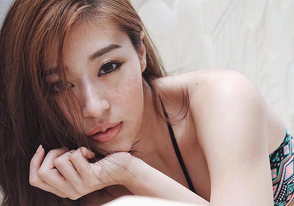 Nhờ sự lăng xê của các sao, má tàn nhang đang trở thành từ khóa hot ở Thái Lan, được các cô gái đua nhau thử nghiệm. Nhờ sự lăng xê của các sao, má tàn nhang đang trở thành từ khóa hot ở Thái Lan, được các cô gái đua nhau thử nghiệm.