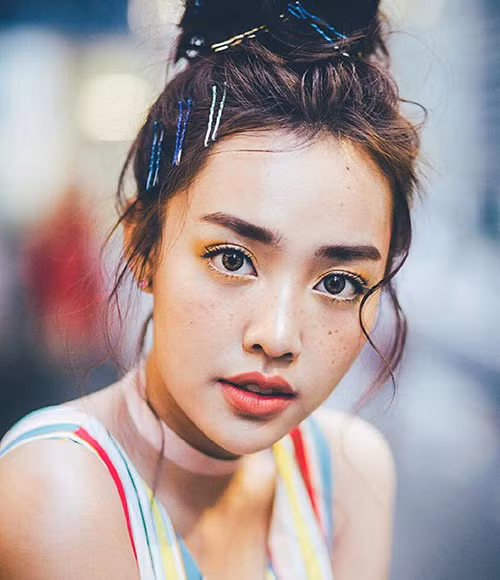 Má tàn nhang đi cùng da nâu, mày rậm dày, các cô gái Thái trông càng thêm cá tính, khỏe khoắn.