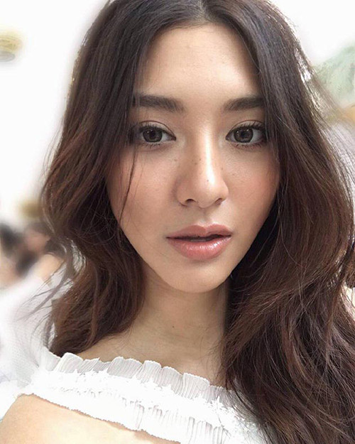 Kiểu trang điểm này giúp gương mặt của những người đẹp xứ Chùa Vàng trông thêm trẻ trung, tự nhiên. Kiểu trang điểm này giúp gương mặt của những người đẹp xứ Chùa Vàng trông thêm trẻ trung, tự nhiên.