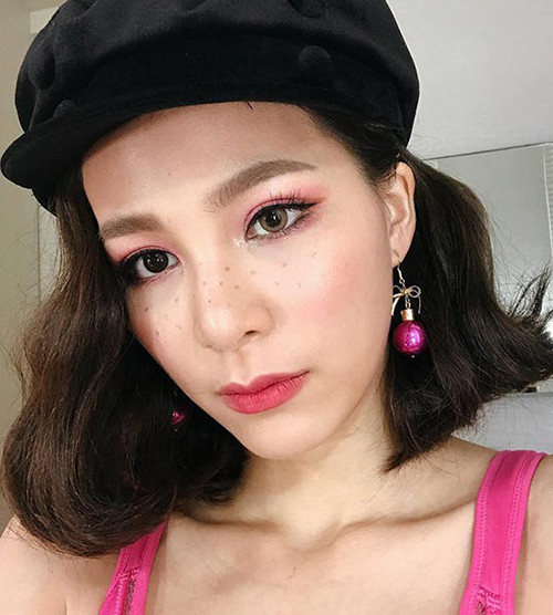 Công thức makeup này cũng được sử dụng nhiều trong các concept chụp hình mùa hè để gương mặt thêm điểm nhấn. Công thức makeup này cũng được sử dụng nhiều trong các concept chụp hình mùa hè để gương mặt thêm điểm nhấn tràn đầy sức sống.