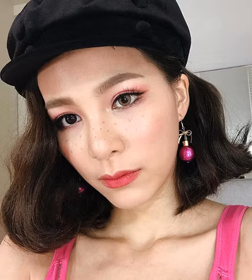 Công thức makeup này cũng được sử dụng nhiều trong các concept chụp hình mùa hè để gương mặt thêm điểm nhấn tràn đầy sức sống.