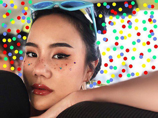 Nhiều cô nàng còn có những cách sáng tạo như đính thêm đá, kim tuyến lên má để gương mặt càng thêm ấn tượng, rất thích hợp với những chuyến đi chơi mùa hè. Nhiều cô nàng còn có những cách sáng tạo như đính thêm đá, kim tuyến lên má để gương mặt càng thêm ấn tượng, rất thích hợp với những chuyến đi chơi mùa hè.