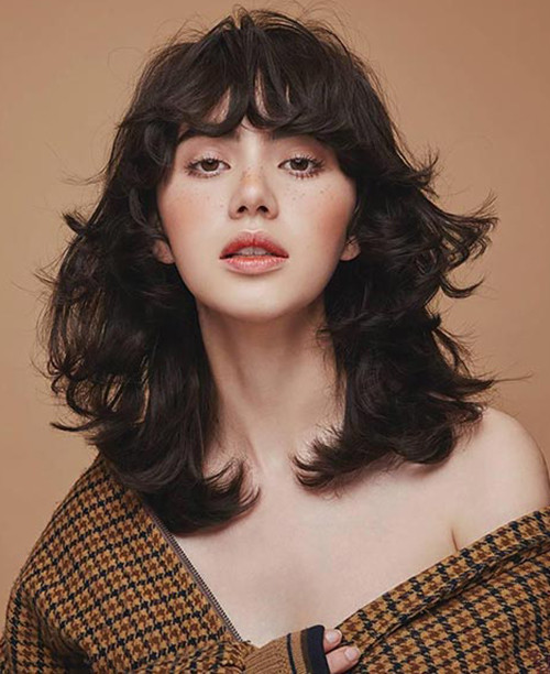 Khác với trang điểm tàn nhang kiểu Hàn, Nhật, dù cùng công thức chấm phấn nâu lên má thành từng đốm nhỏ,các cô gái Thái lại không kết hợp cùng mắt trong, mày ngang hiền hòa, đáng yêu. Thay vào đó, kiểu makeup của họ thiên về vẻ đẹp hoang dã của những cô gái bohemien. Khác với trang điểm má tàn nhang kiểu Hàn, Nhật, dù cùng công thức chấm phấn nâu lên má thành từng đốm nhỏ nhưng các cô gái Thái lại không kết hợp cùng mắt trong, mày ngang hiền hòa, đáng yêu. Thay vào đó, kiểu makeup của họ lại thiên về vẻ đẹp hoang dã của những cô gái bohemien.