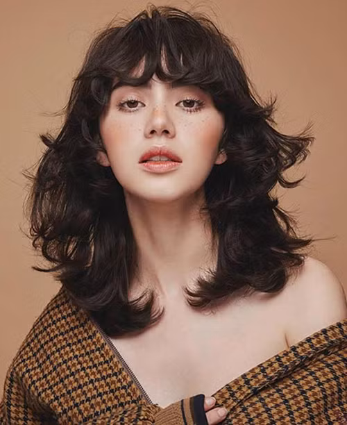 Khác với trang điểm má tàn nhang kiểu Hàn, Nhật, dù cùng công thức chấm phấn nâu lên má thành từng đốm nhỏ nhưng các cô gái Thái lại không kết hợp cùng mắt trong, mày ngang hiền hòa, đáng yêu. Thay vào đó, kiểu makeup của họ lại thiên về vẻ đẹp hoang dã của những cô gái bohemien.