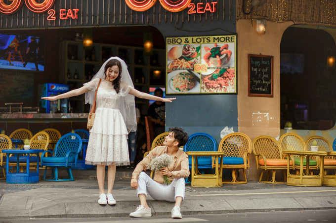 Nói về chuyện tình của mình, chú rể Ngọc Phước cho biết, anh phải mất tới 6 tháng nhắn tin và tặng hoa hàng ngày mới chinh phục được trái tim người đẹp. Nói về chuyện tình của mình, chú rể Ngọc Phước cho biết, anh phải mất tới 6 tháng nhắn tin và tặng hoa hàng ngày mới chinh phục được trái tim người đẹp.